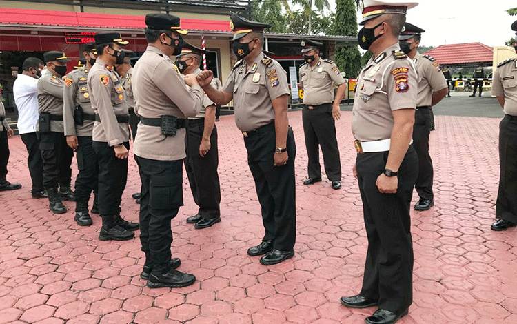 25 Personel Polres Barito Utara Naik Pangkat
