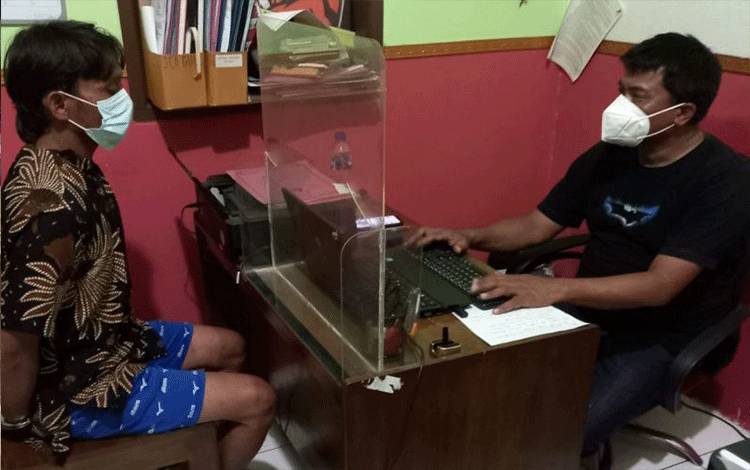 SADIS! Kekasih Didorong ke Meja, Dibekap, Lalu Disetrum hingga Tewas