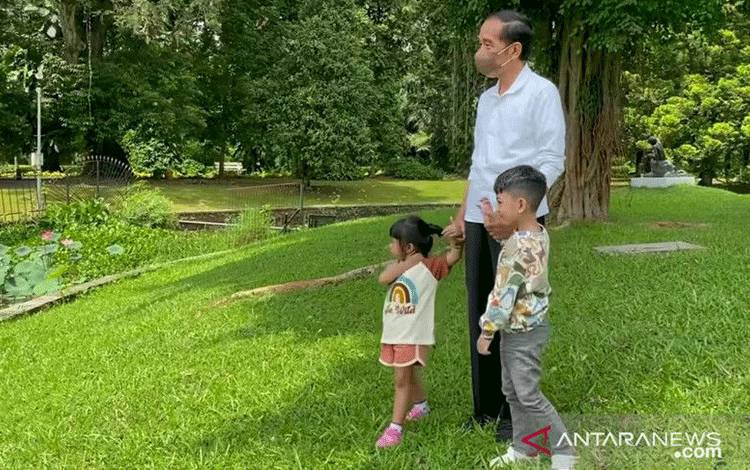 Jokowi Isi Tahun Baru 2022 dengan Jan Ethes dan Sedah Mirah di Bogor