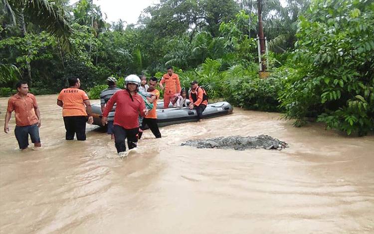 Tim SAR Evakuasi Warga Korban Banjir di Aceh Tamiang