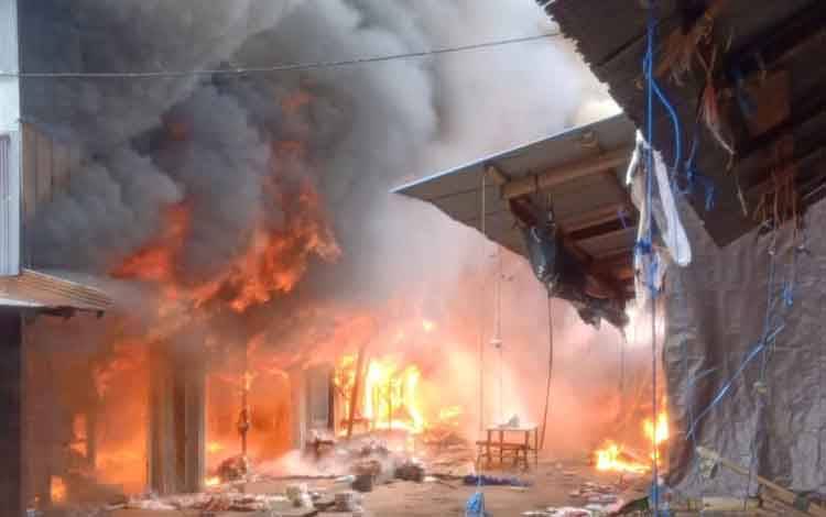 Disdamkarmat Kotim Berangkatkan 2 Armada ke Pasar Pundu yang Terbakar
