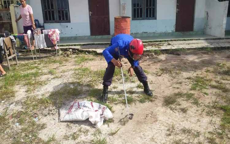 Emak-Emak di Baamang Tengah Kaget Ada Ular di Halaman Rumah