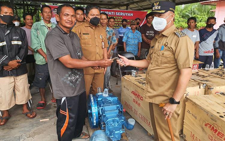 Bupati Seruyan Salurkan Bantuan Sarana Perikanan