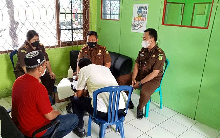 Jaksa Penyidik Serahkan Tersangka dan Barang Bukti Kasus Tipikor SPT Desa Dadahup ke Penuntut Umum