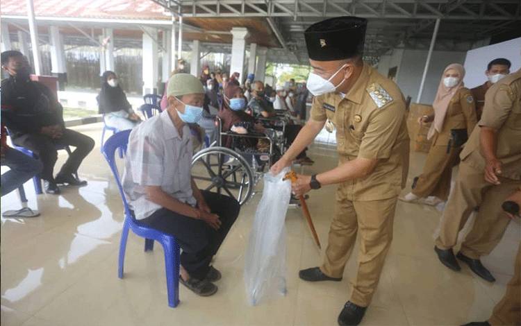 Penyandang Disabilitas di Seruyan Terima Alat Bantu