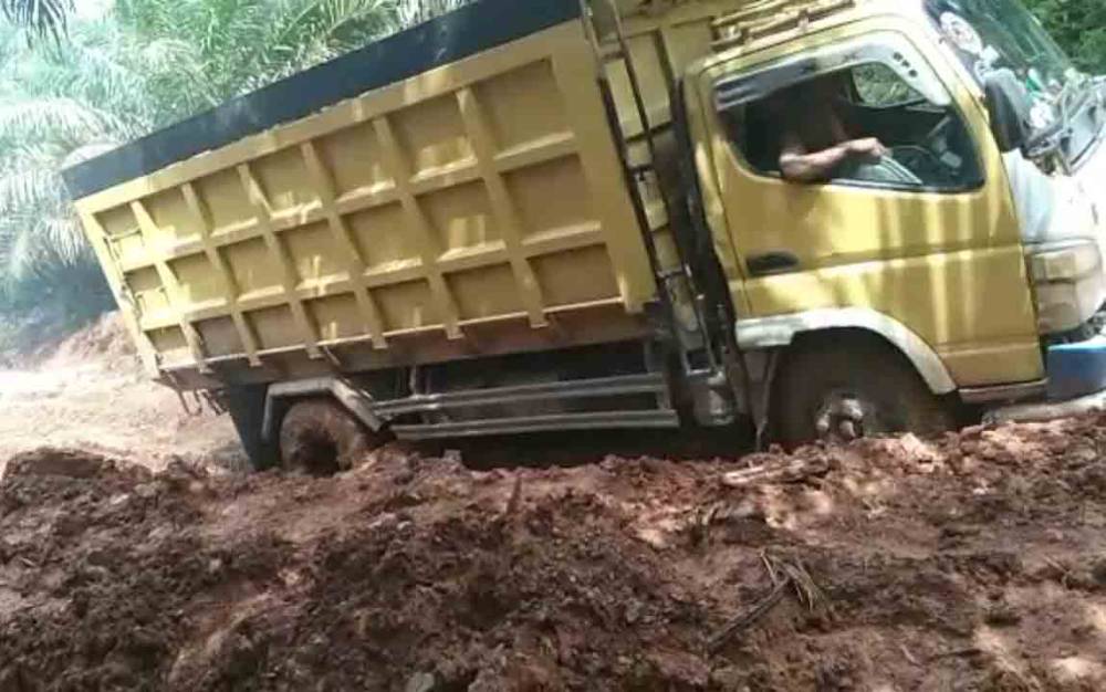 Petani Adukan Perusahaan Rusak Jalan ke Bupati Kotim