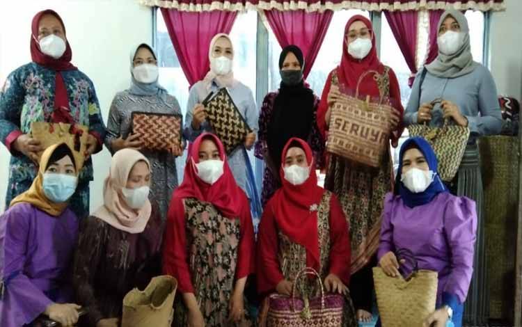 Ketua IAD Wilayah Kalteng Kunjungi Sentra Perajin Purun di Seruyan