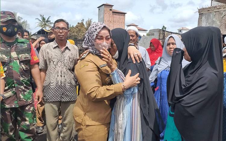 Pemkab Kotim Serahkan Bantuan Korban Kebakaran Desa Pundu