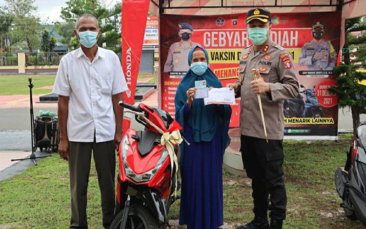 Kapolres Kapuas Serahkan Dua Unit Motor Undian Gebyar Vaksin Berhadiah