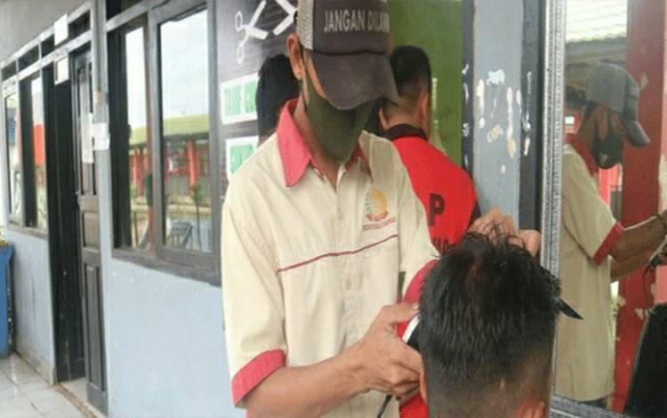 Rutan Kuala Kapuas Berikan Pembinaan Jasa Pangkas Rambut Bagi WBP