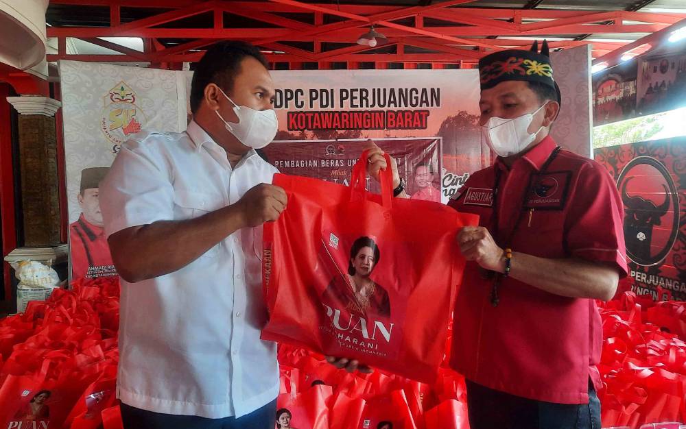 Agustiar Sabran Salurkan Bantuan Beras dari Puan Maharani di Kobar