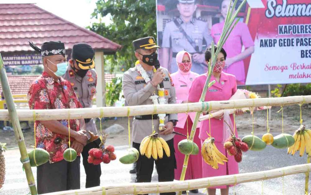 Kedatangan Kapolres Barito Utara Disambut Ritual Adat