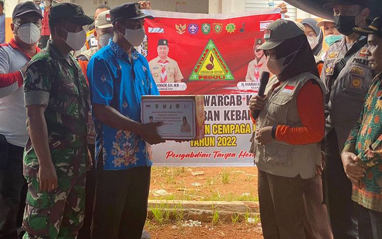 Satgas Pramuka Peduli Berikan Bantuan Untuk Korban Kebakaran Pasar Desa Pundu