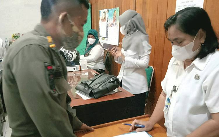 Personel Satpol PP dan Damkar Kapuas Serahkan ODGJ ke Dinsos