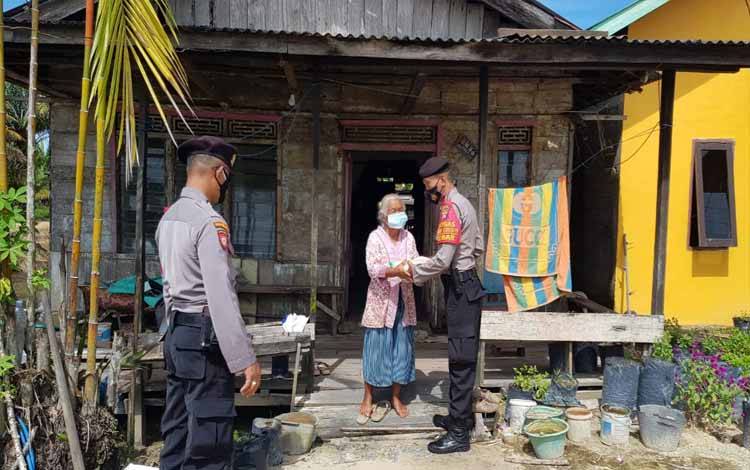 Polres Kobar Salurkan Bansos untuk Warga Tidak Mampu Sekaligus Imbau Disiplin Prokes