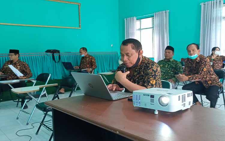 Ketua APSI Barito Timur Sosialisasikan Sasaran Kerja Pegawai ke Pengawas Sekolah