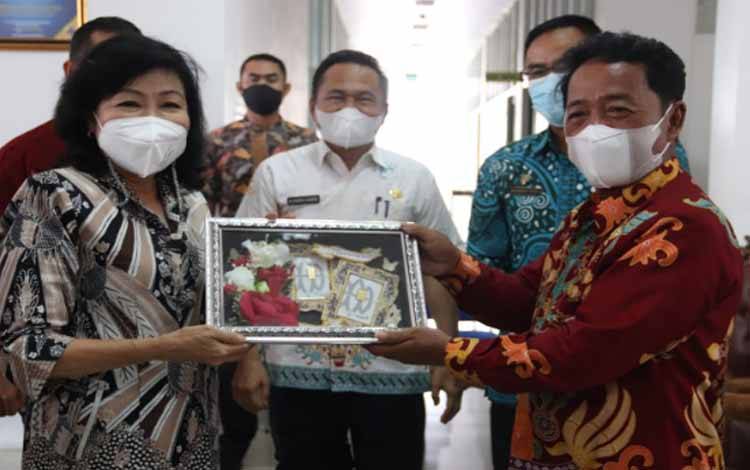 Bupati Pulang Pisau Hadiri Pelepasan Masa Purna Tugas Asisten Administrasi Umum