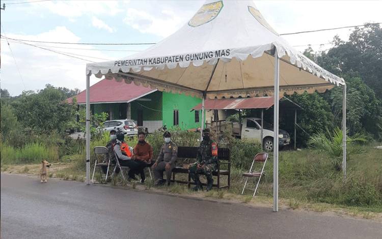 Selama Perbaikan Jalan di Gumas, TNI POLRI Siaga di Pos Pantau