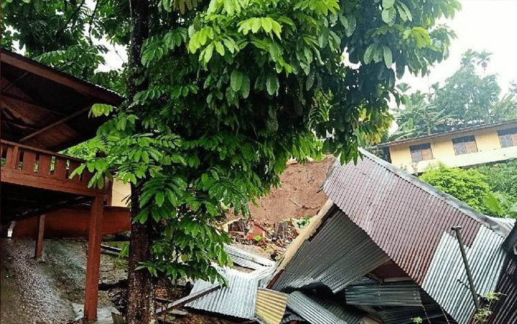 Tanah Longsor Sebabkan 7 Orang Meninggal