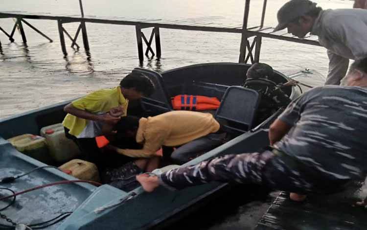 Prajurit TNI AL Kumai Selamatkan Nelayan Kejang - Kejang di Laut