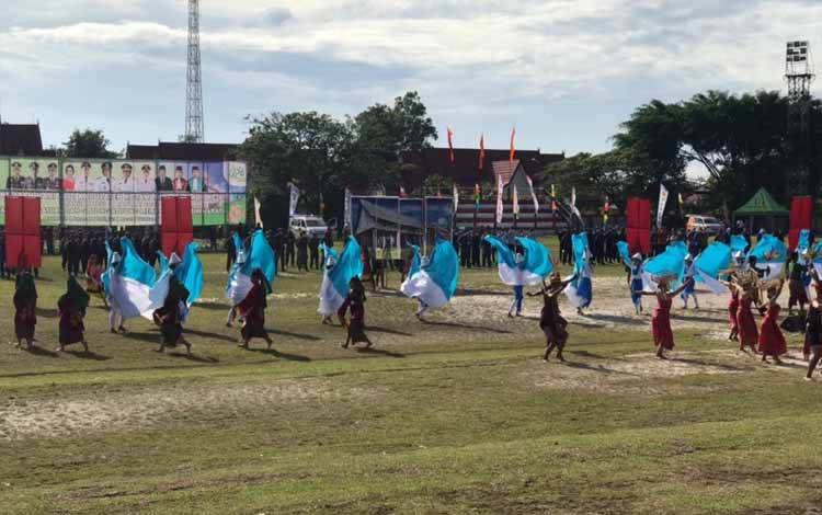 Upacara HUT Kotim Dibuka dengan Tarian Klosal