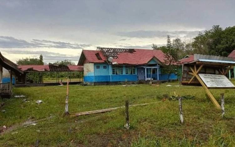 Angin Kencang? Porak-porandakan Bangunan SMPN 4 Kota Besi