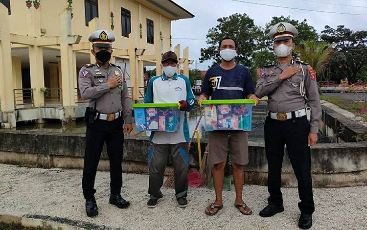 Satlantas Polres Kapuas Peduli Bagikan Paket Sembako