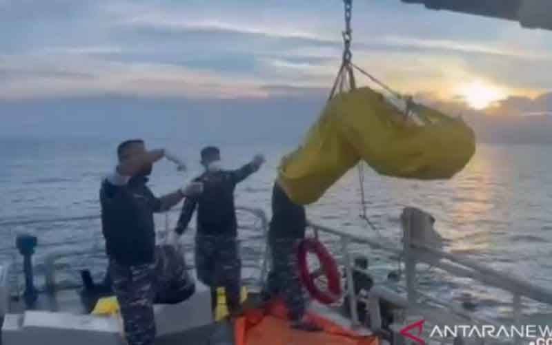 KRI Parang-647 Temukan Mayat Mengapung di laut