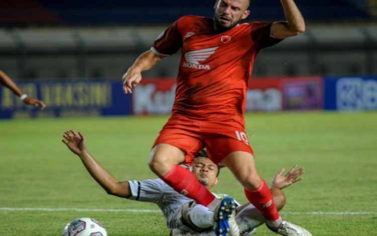Gol Penalti Anco Jansen Bawa PSM Makassar Kandaskan Madura United