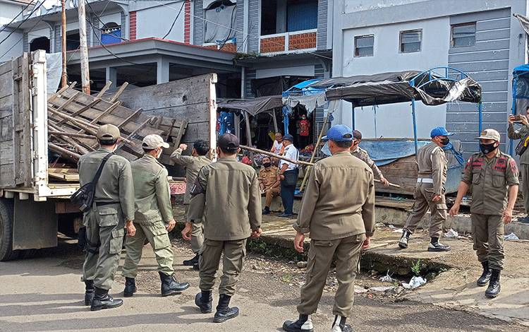 Petugas Gabungan Tertibkan Pedagang di Sekitar Pasar Tamiang Layang