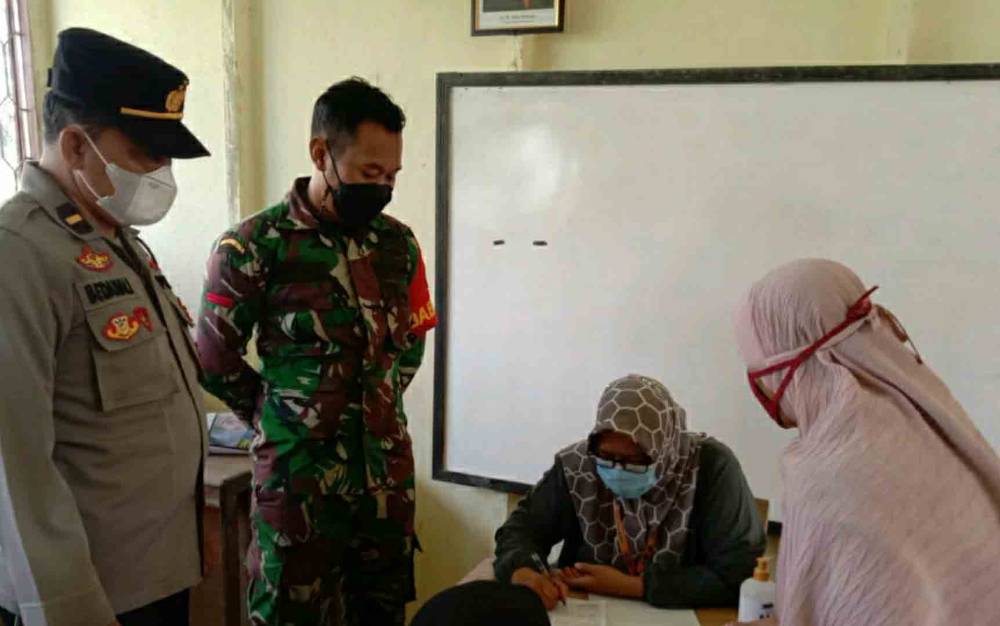 Personel Polsek Kapuas Murung Beri Semangat Anak-anak Jalani Vaksinasi Covid-19
