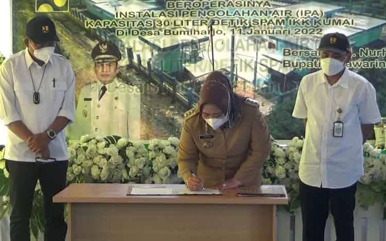 Tingkatkan Penyediaan Air Bersih, Bupati Kobar Resmikan IKK Kumai di Desa Bumi Harjo