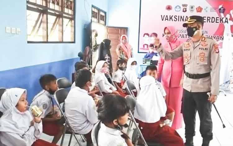 Kapolres dan Ketua Bhayangkari Seruyan Semangati Anak-Anak Mengikuti Vaksinasi