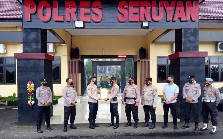 Kapolres Seruyan Berikan Reward kepada Personel Berprestasi