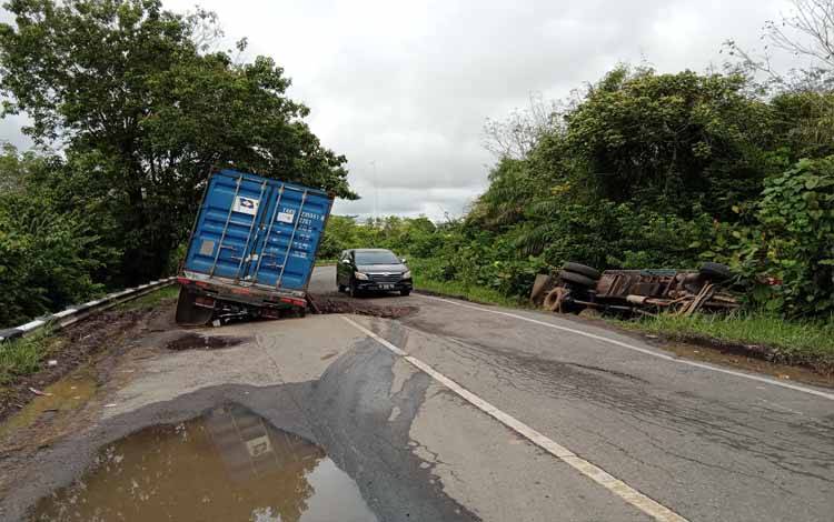 Truk Kontainer Terguling karena Jalan Berlubang