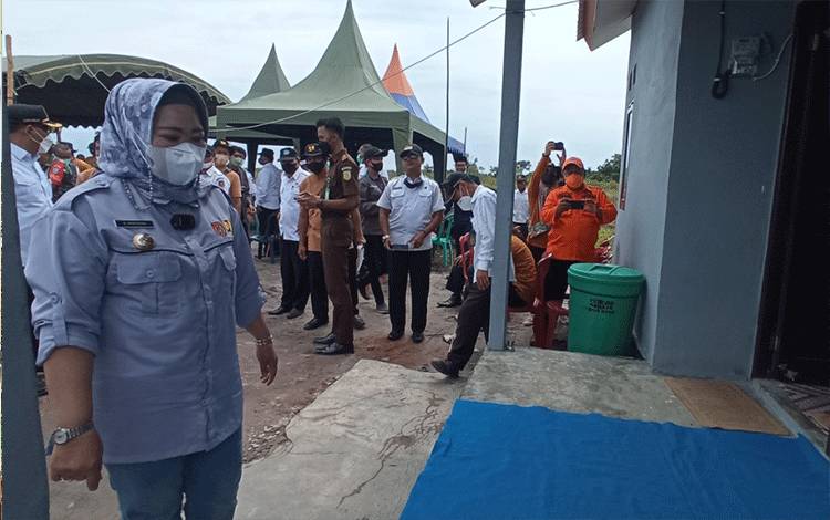 Bupati Kobar Serahkan Rumah Relokasi Warga Terdampak Bencana Abrasi Pantai