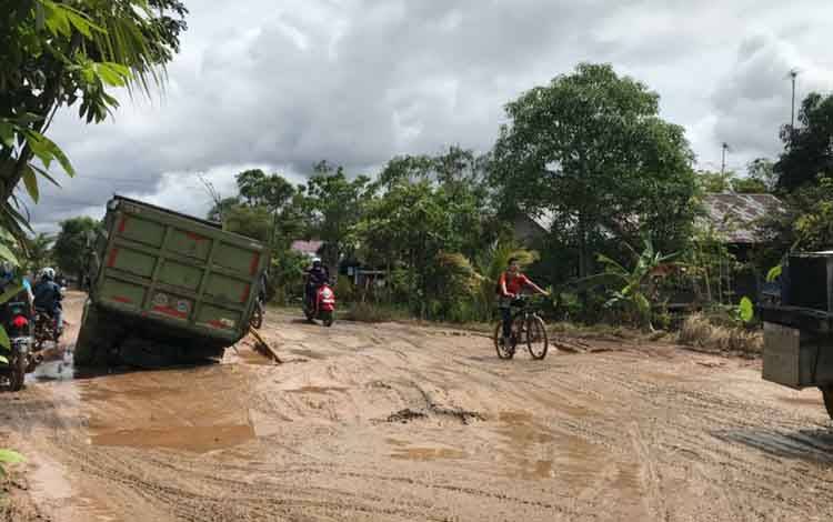 Warga Keluhkan Kerusakan Ruas Jalan Kapuas - Palingkau