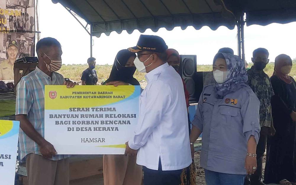 Ketua DPRD Kobar Apresiasi Bupati Bangunkan Rumah Warga Terdampak Abrasi