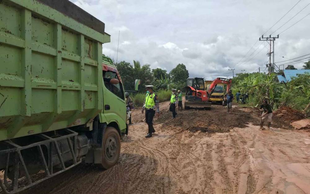 PJR Ditlantas Polda Kalteng Terjun Langsung Urai Kemacetan di Jalur Kapuas - Palingkau