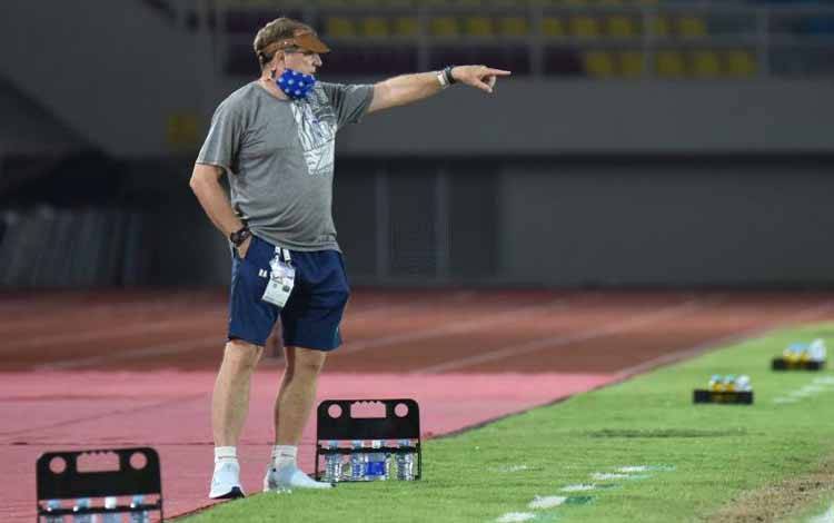 Pelatih Persib Siapkan Skuad Terbaik Hadapi Persipura