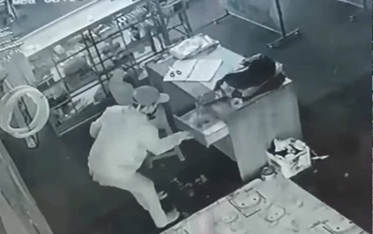 Maling Uang dan Kotak Amal di Toko Pakaian Jalan Tjilik Riwut Sampit Terekam CCTV