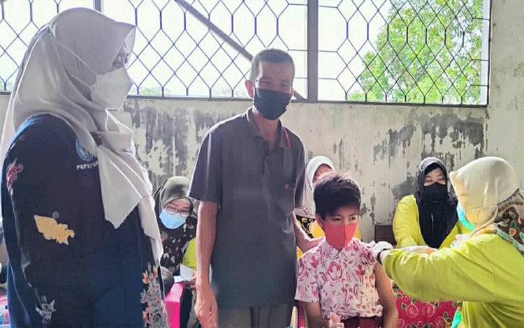 Murid SDN 3 Selat Tengah Jalani Vaksinasi Covid-19