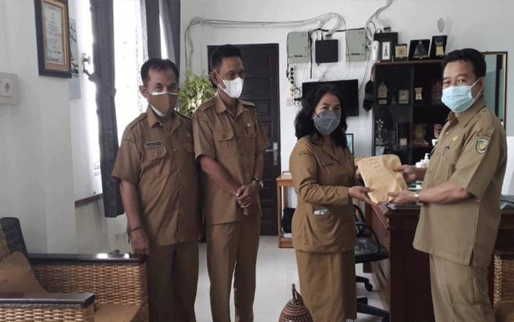 Dukcapil Palangka Raya Serahkan KIA Bagi Pelajar SMP