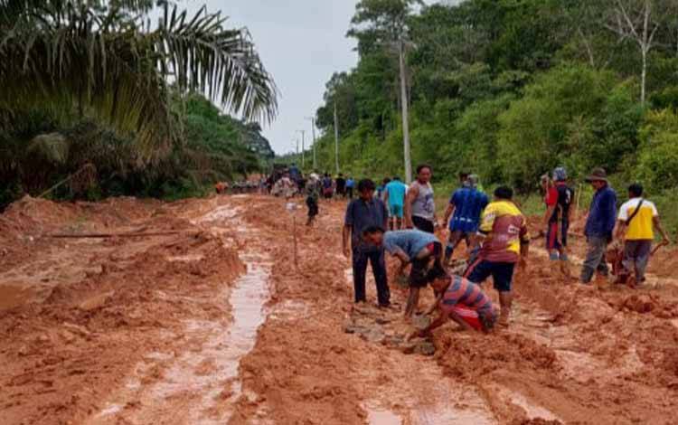 Jalan Desa Tempayung dan Sumber Mukti Rusak Berat