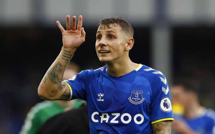 Lucas Digne Resmi Berseragam Aston Villa