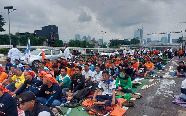 Buruh Gelar Salat Jumat di Depan Gedung DPR di Sela Demo Tuntut Pencabutan UU Cipta Kerja