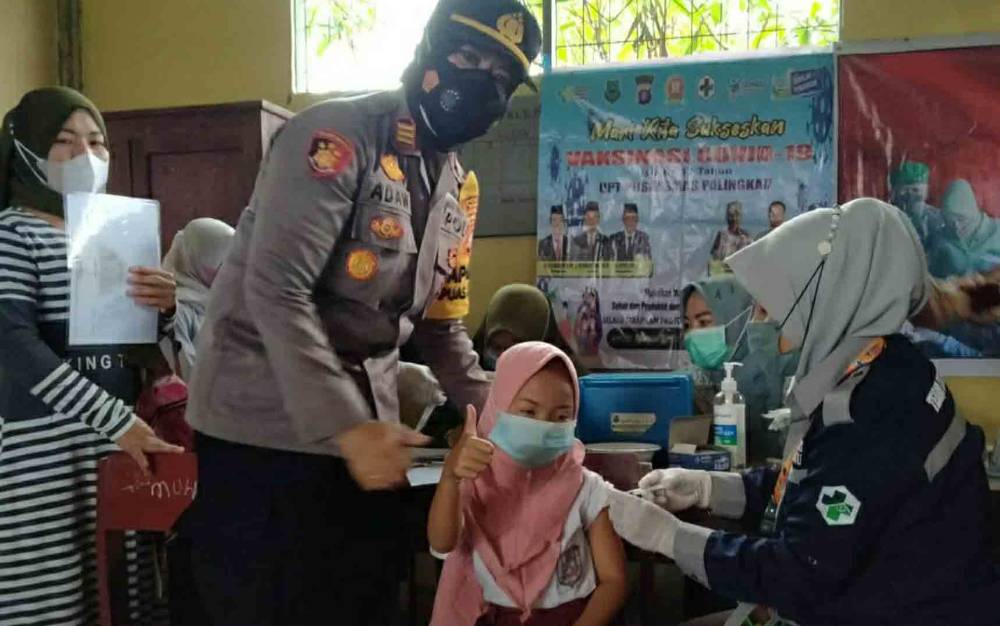 Kapolsek Kapuas Murung Beri Motivasi Murid SD Jalani Vaksinasi Covid-19