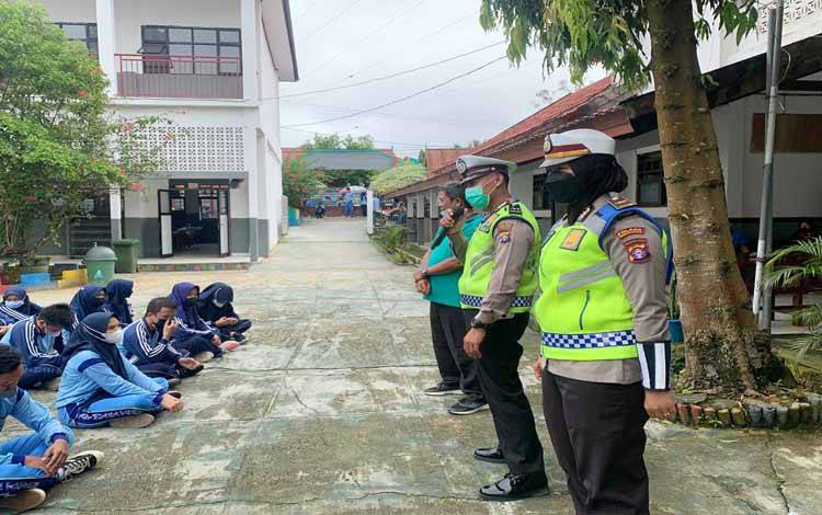Unit Kamsel Satlantas Polres Barito Utara Ajak Anak Muda Jadi Pelopor Keselamatan Berlalu Lintas