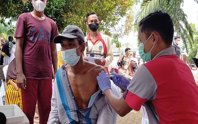 50 Lansia dan 240 Pelajar di Parenggean Divaksin