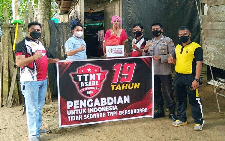 TTNT Asade Barito Timur Lakukan Bakti Sosial ke Warga Kurang Mampu